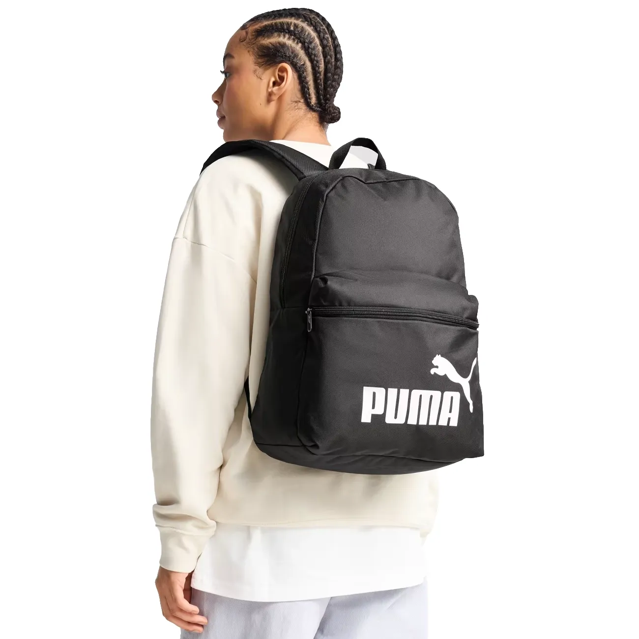 Mochila Puma preta sendo usada, destacando conforto e estilo